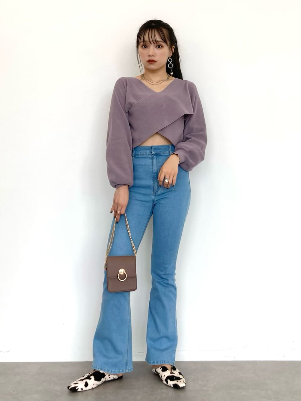 「earth music&ecology、フレアデニム、デニムパンツ、オトナカジュアル、カジュアル、腹チラ、プチプラ、ZARA、デニム、デニムコーデ、ミニバッグ、ニット、カラーニット、カラーパレット、韓国ファッション」|「earth music&ecologyの2WAYクロスデザインニット(ニット/セーター、パープル系)」を使った、Harukaさん(レディース・158cm)の冬コーディネートの2枚目の写真