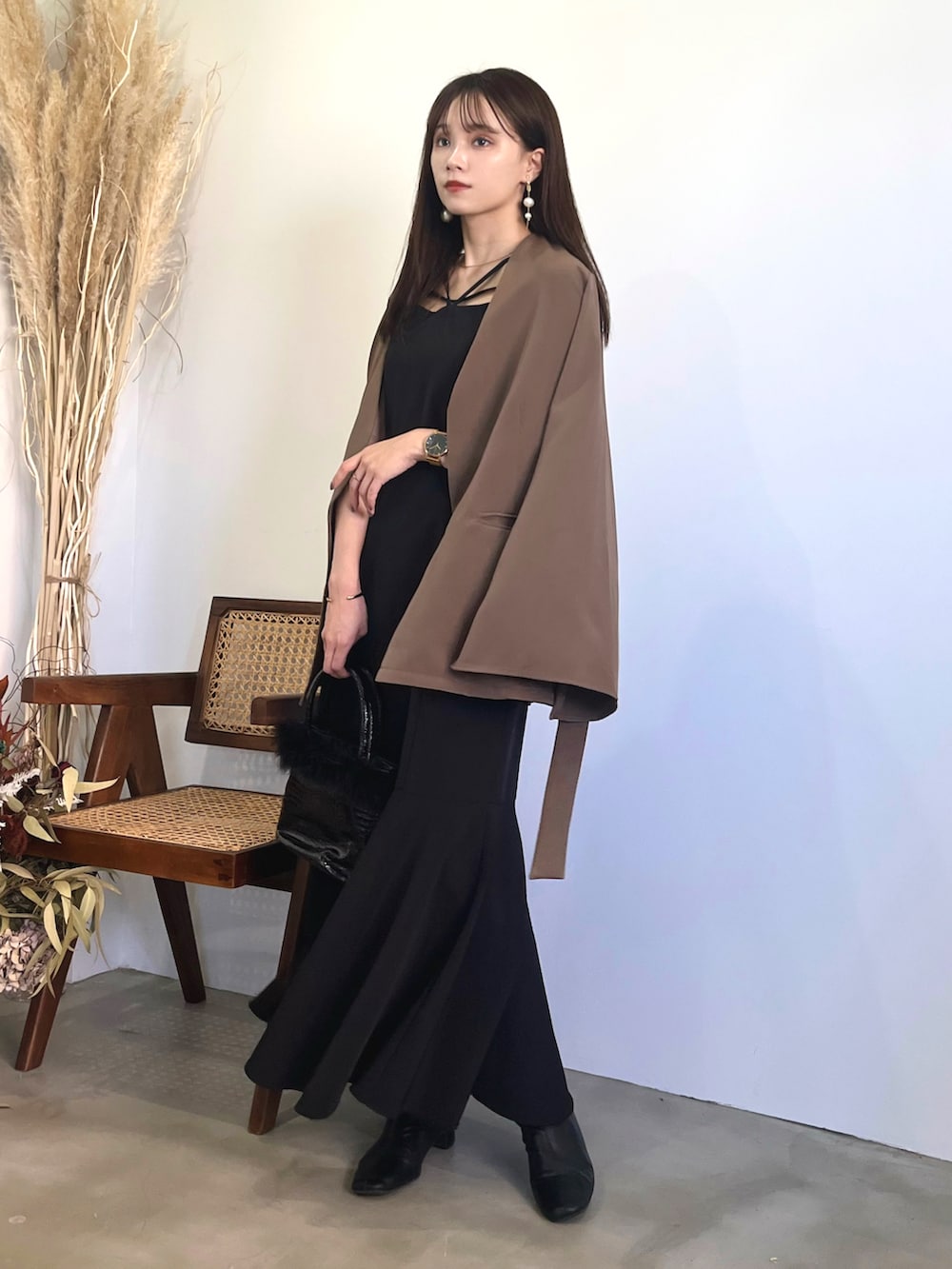 「秋コーデ、秋服準備はじめました、ジャケット、お出かけコーデ、ジャケットスタイル、ブーツ、ワンピース、キャミワンピース、オトナ女子、キレイめ、キレイめコーデ、ワンピーススタイル、秋服、ブラウン、デート」｜「Louereの2wayスリットスリーブノーカラージャケット（ノーカラージャケット、ブラウン系）」を使った、Harukaさん（レディース・158cm）の秋コーディネートの2枚目の写真