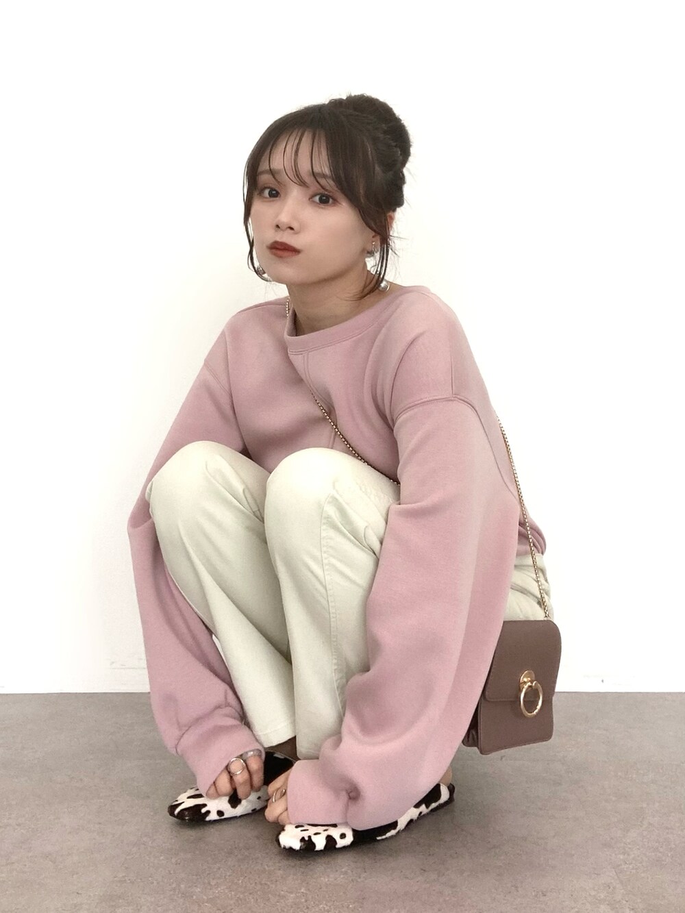 「スウェット、トレーナー、白デニム、白パンツ、パンツスタイル、ストレートパンツ、春色、ストレートデニム、ボリューム袖、パステル映える春」|「earth music&ecologyのダンボールバックスリットネックプルオーバー*(スウェット、ピンク系)」を使った、Harukaさん(レディース・158cm)の春コーディネートの3枚目の写真