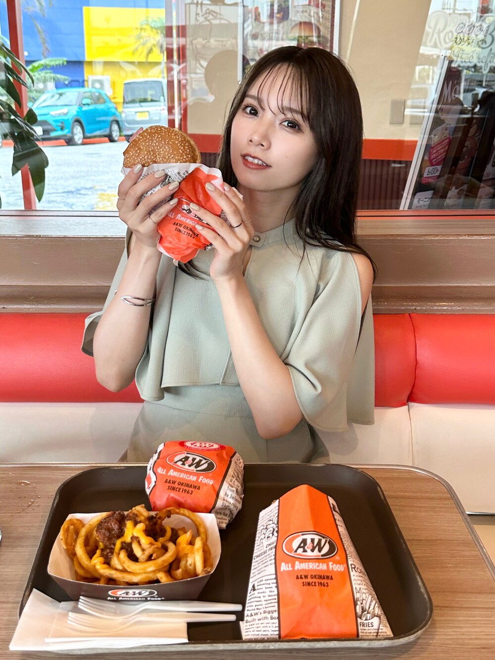 グリーン系のワンピース、ベージュ系のトートバッグ、ベージュ系のサンダルを着用したレディースの夏コーディネートの3枚目の写真