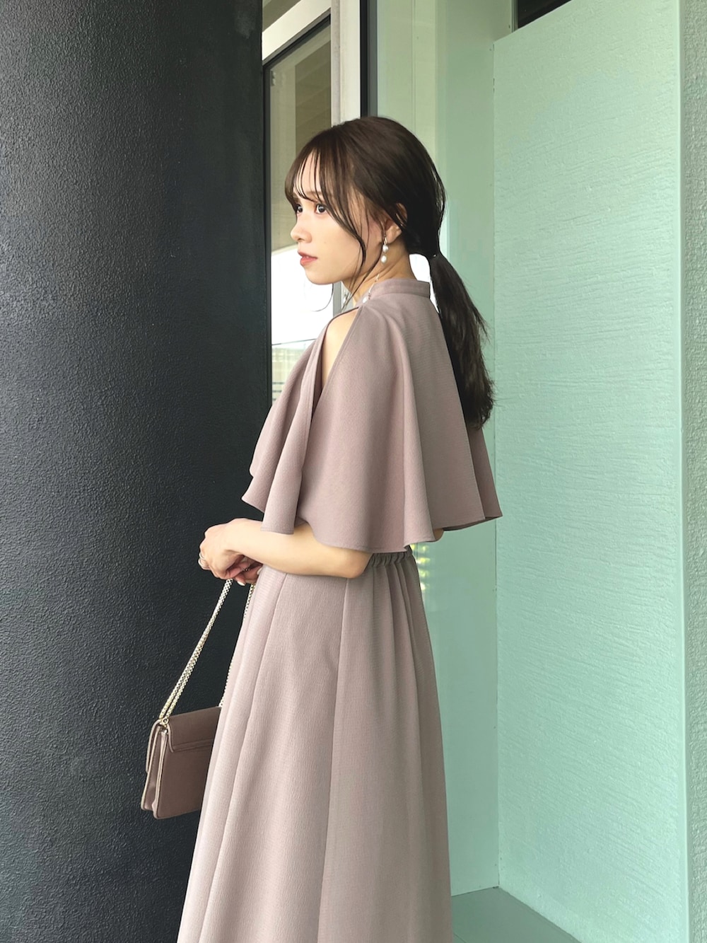 ブラウン系のワンピース、その他のその他、その他のその他を着用したレディースの春コーディネートの5枚目の写真