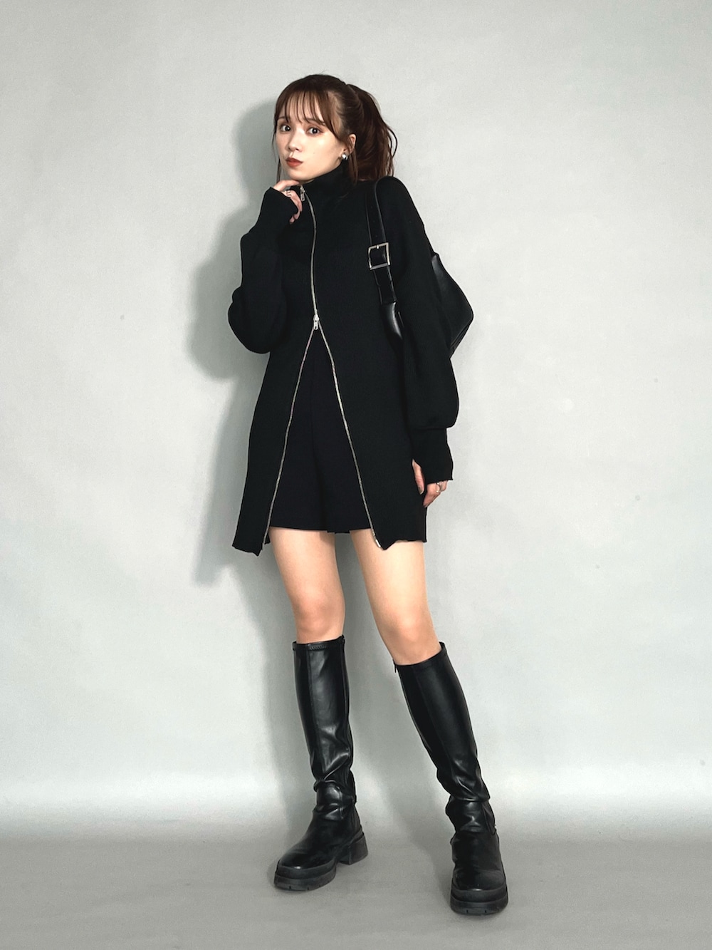 「WEARハロウィン2022、ミニワンピース、ミニワンピ、ロングブーツ、黒ブーツ、中綿ジャケット、中綿アウター、ダウンジャケット、ダウンベスト、プチプラ、クール、韓国ファッション、ストレッチブーツ、GRL、ワンピーススタイル」|「earth music&ecologyのダブルジップニットワンピース(ワンピース、ブラック系)」を使った、Harukaさん(レディース・158cm)の秋コーディネートの3枚目の写真