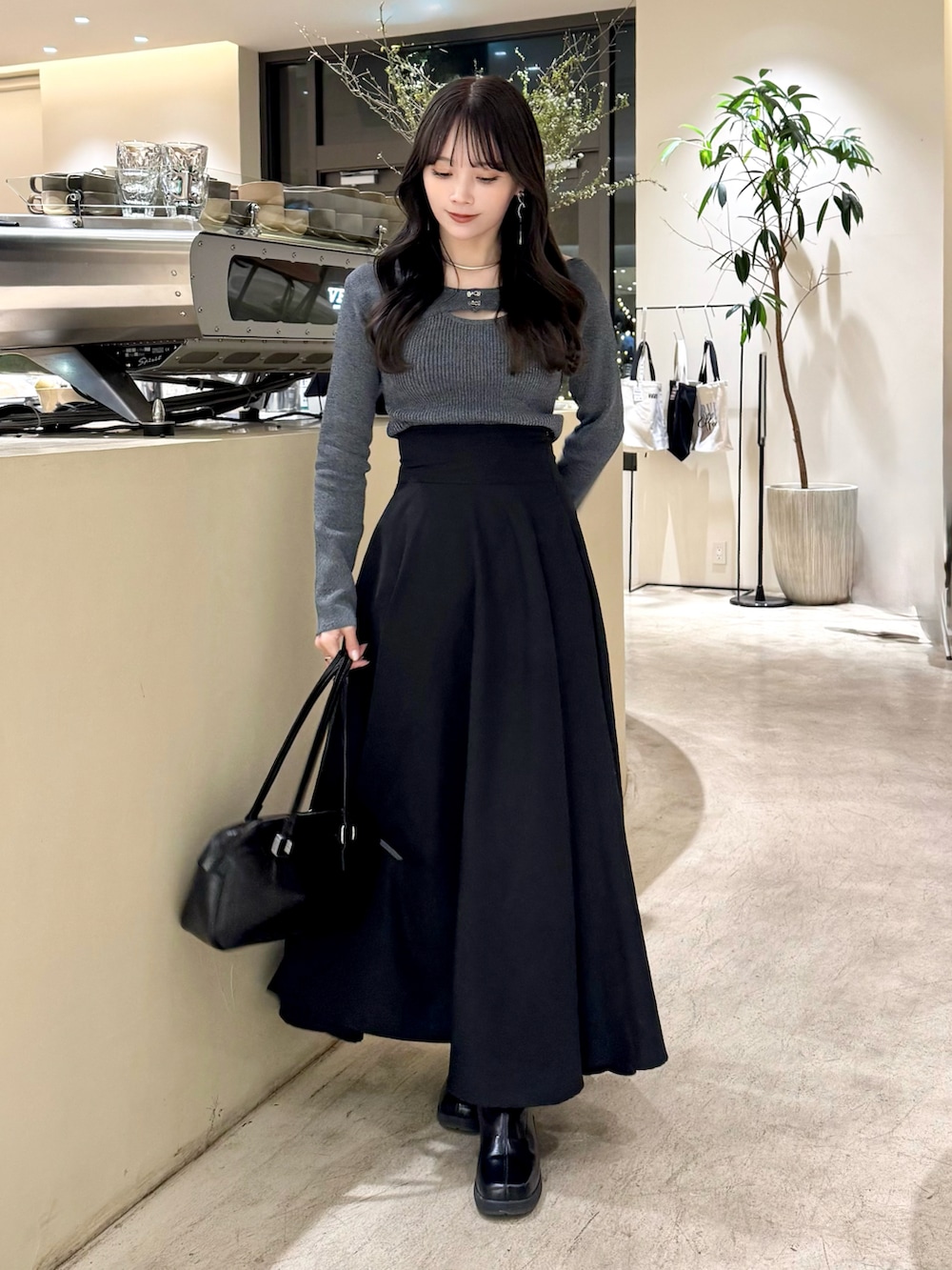 その他のニット/セーター、ブラック系のスカート、ブラック系のブーツを着用したレディースの冬コーディネートの5枚目の写真