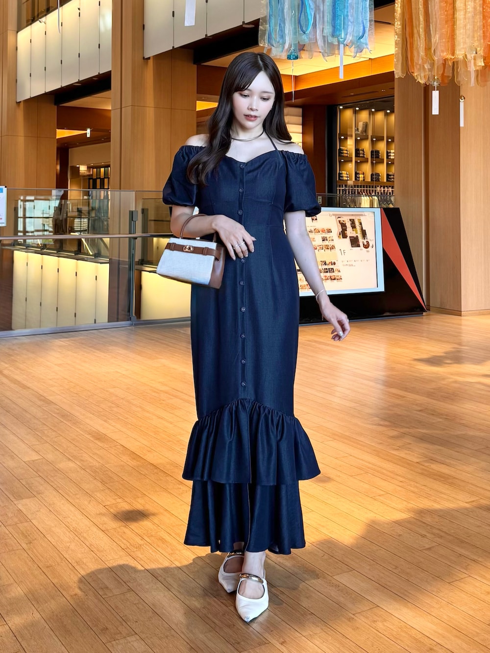 「ワンピース、ロングワンピース、夏コーデ、大人かわいい、ミニバッグ、サンダル、キレイめ、お出かけコーデ、休日スタイル、デートコーデ、夏服コーデ、夏ルックで気分アップ、大人ファッション、骨格ストレート」｜「eimy istoireのオフショルダーマーメイドワンピース（ワンピース、ブルー系）」を使った、Harukaさん（骨格ストレート・レディース・158cm）の夏コーディネートの2枚目の写真