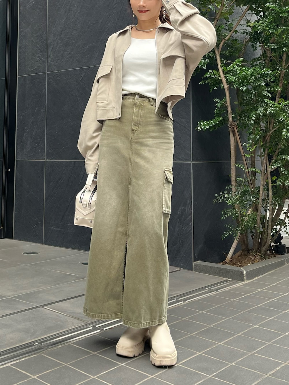 「春服みてみて、春アウター、カジュアルコーデ、オトナカジュアル、きれいめカジュアル、ブーツ、春コーデ、デニム、プチプラ、ロングスカート、ロングブーツ、デニムスカート、レイヤードスタイル、ジャケットスタイル、春のおしゃ見えテクニック」｜「EVRISのカーゴポケットデニムロングスカート【セットアップ着用可能】（デニムスカート、グリーン系）」を使った、Harukaさん（レディース・158cm）の春コーディネートの5枚目の写真