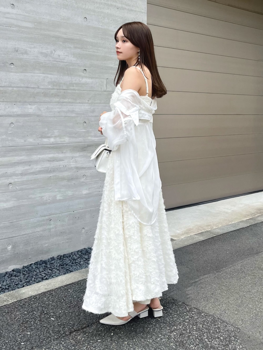 ホワイト系のワンピース、ホワイト系のシャツ/ブラウス、ホワイト系のバッグを着用したレディースの夏コーディネートの2枚目の写真