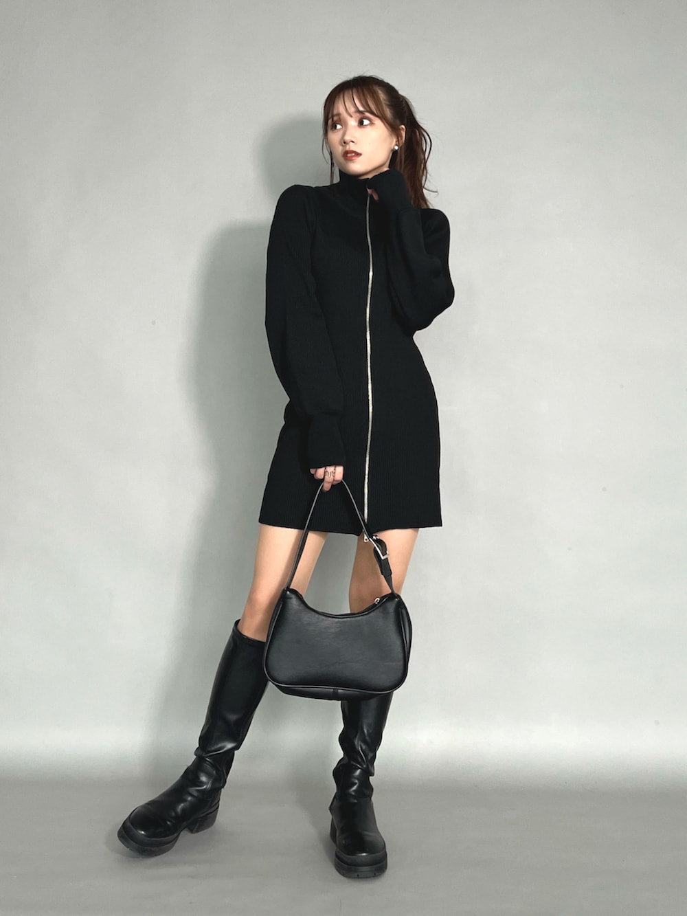 「WEARハロウィン2022、ミニワンピース、ミニワンピ、ロングブーツ、黒ブーツ、中綿ジャケット、中綿アウター、ダウンジャケット、ダウンベスト、プチプラ、クール、韓国ファッション、ストレッチブーツ、GRL、ワンピーススタイル」|「earth music&ecologyのダブルジップニットワンピース(ワンピース、ブラック系)」を使った、Harukaさん(レディース・158cm)の秋コーディネートの2枚目の写真