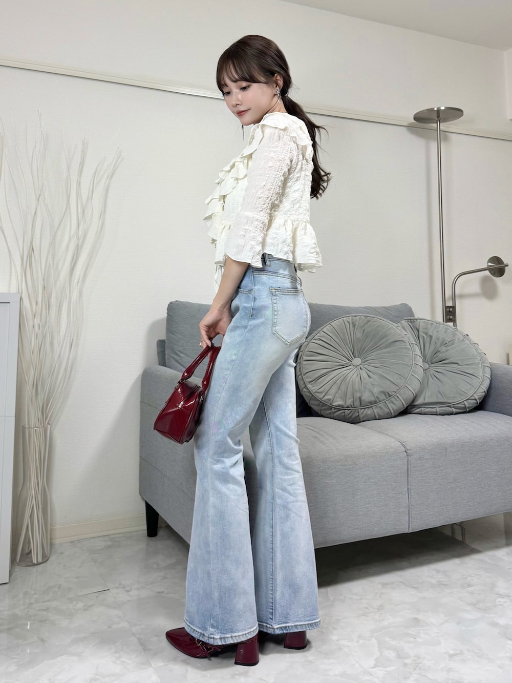 ホワイト系のシャツ/ブラウス、レッド系のハンドバッグ、レッド系のサンダルを着用したレディースの春コーディネートの3枚目の写真