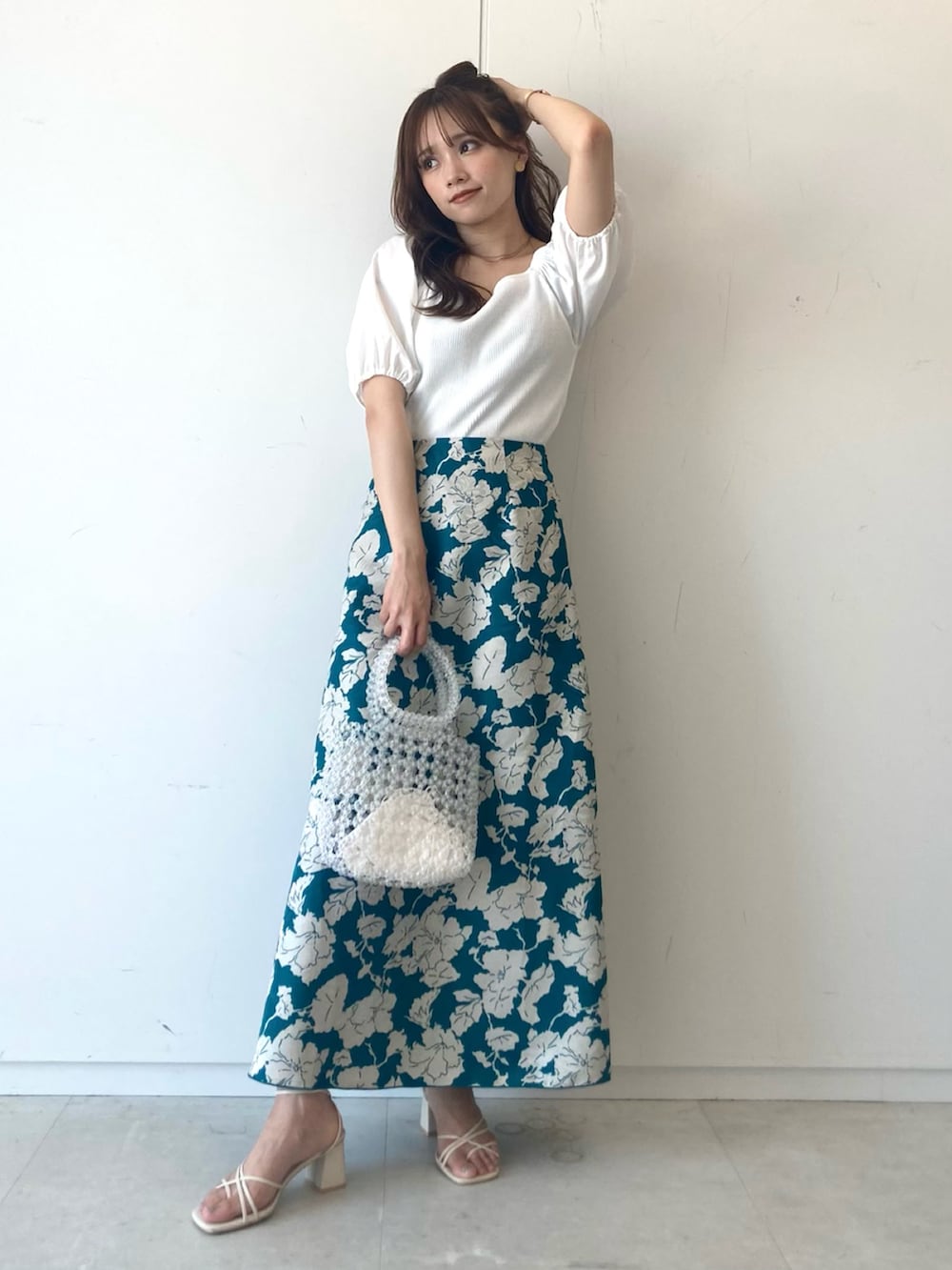 「earth music&ecology、オトナカワイイ、キレイめ、花柄スカート、パフスリーブ、ロングスカート、スカート、スカートスタイル、カラー×コーデ、ボリューム袖、クリアバッグ、リネン、ビーズバッグ、夏コーデ、デート」|「earth music&ecologyのフラワープリントジャガードスカート(スカート、グリーン系)」を使った、Harukaさん(レディース・158cm)の春コーディネートの3枚目の写真