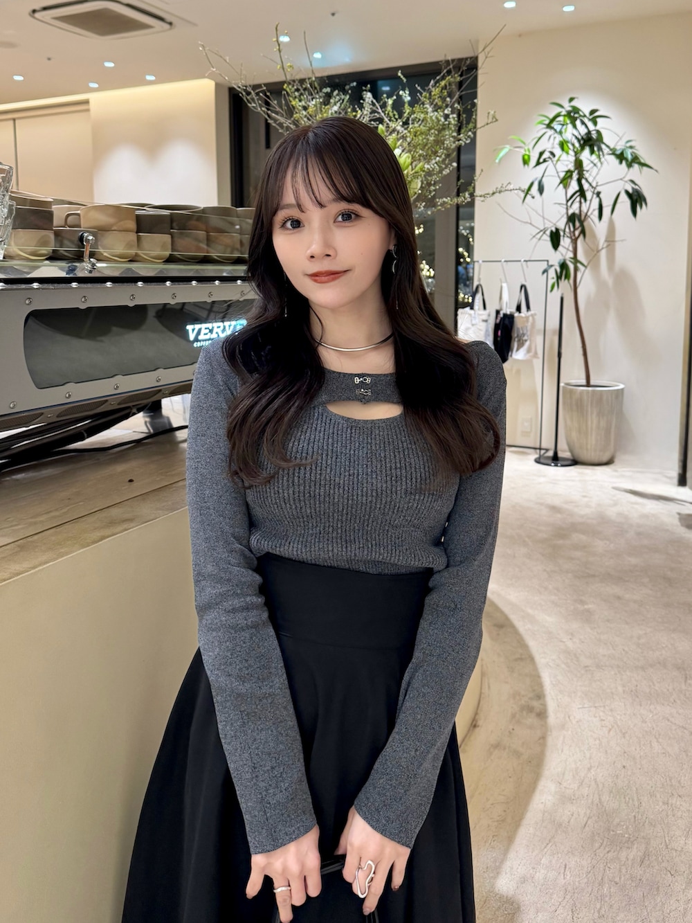 その他のニット/セーター、ブラック系のスカート、ブラック系のブーツを着用したレディースの冬コーディネートの4枚目の写真