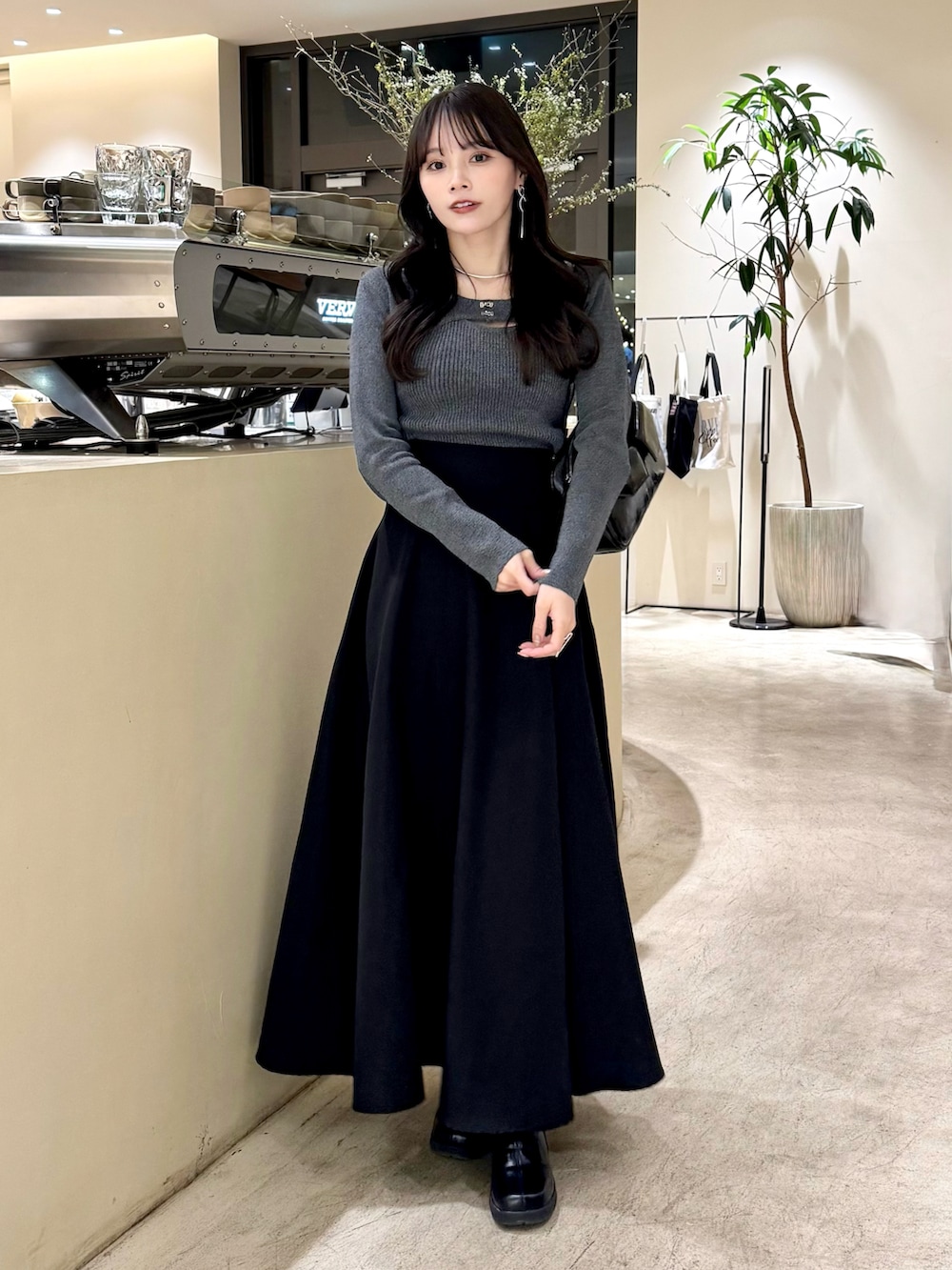 その他のニット/セーター、ブラック系のスカート、ブラック系のブーツを着用したレディースの冬コーディネートの2枚目の写真