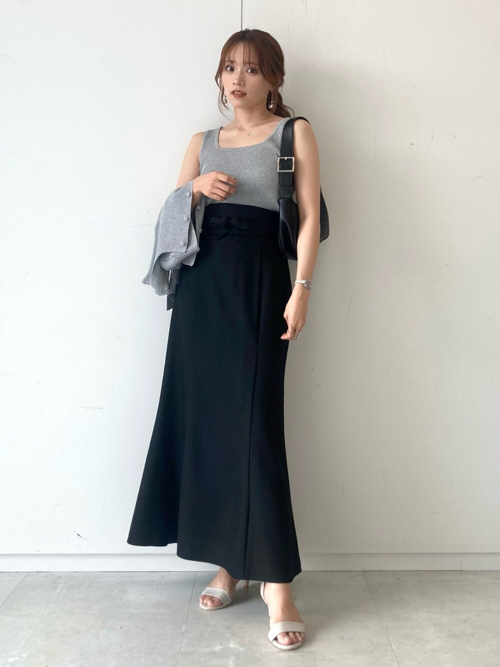 「カーディガン、ブラック、グレー、モノトーン、タンクトップ、きれいめカジュアル、マーメイドスカート、夏コーデ、黒スカート、カジュアルコーデ」｜「earth music&ecologyのマルチマーメイドスカート（スカート、ブラック系）」を使った、Harukaさん（レディース・158cm）の夏コーディネートの4枚目の写真