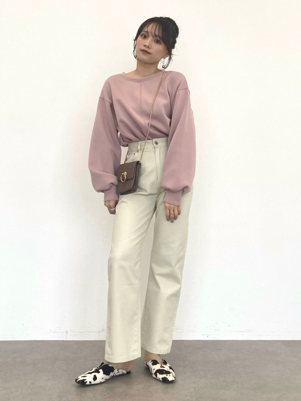 「スウェット、トレーナー、白デニム、白パンツ、パンツスタイル、ストレートパンツ、春色、ストレートデニム、ボリューム袖、パステル映える春」|「earth music&ecologyのダンボールバックスリットネックプルオーバー*(スウェット、ピンク系)」を使った、Harukaさん(レディース・158cm)の春コーディネートの4枚目の写真