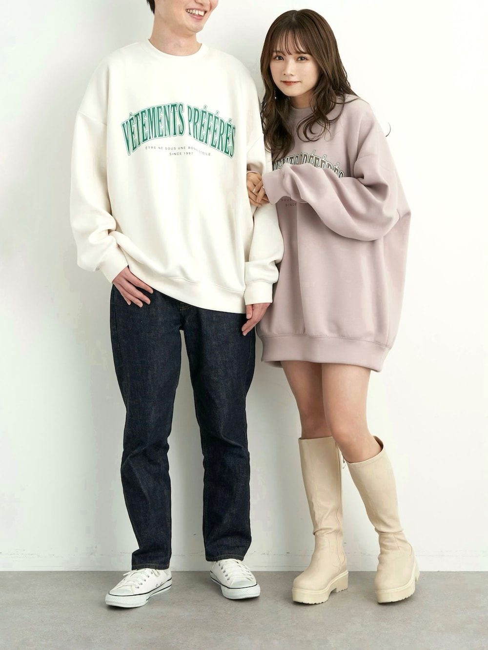 「earth music&ecology、ロゴスウェット、カップルコーデ、リンクコーデ、ペアルック、スウェット、カレッジスウェット、ストリート、ユニセックス、ロングブーツ、デニム、ビッグシルエット、プチプラ、カップル、私の推しブランド」|「CRAFT STANDARD BOUTIQUEのデニムシェフパンツ *(デニムパンツ、ブルー系)」を使った、Harukaさん(レディース・158cm)の冬コーディネートの2枚目の写真
