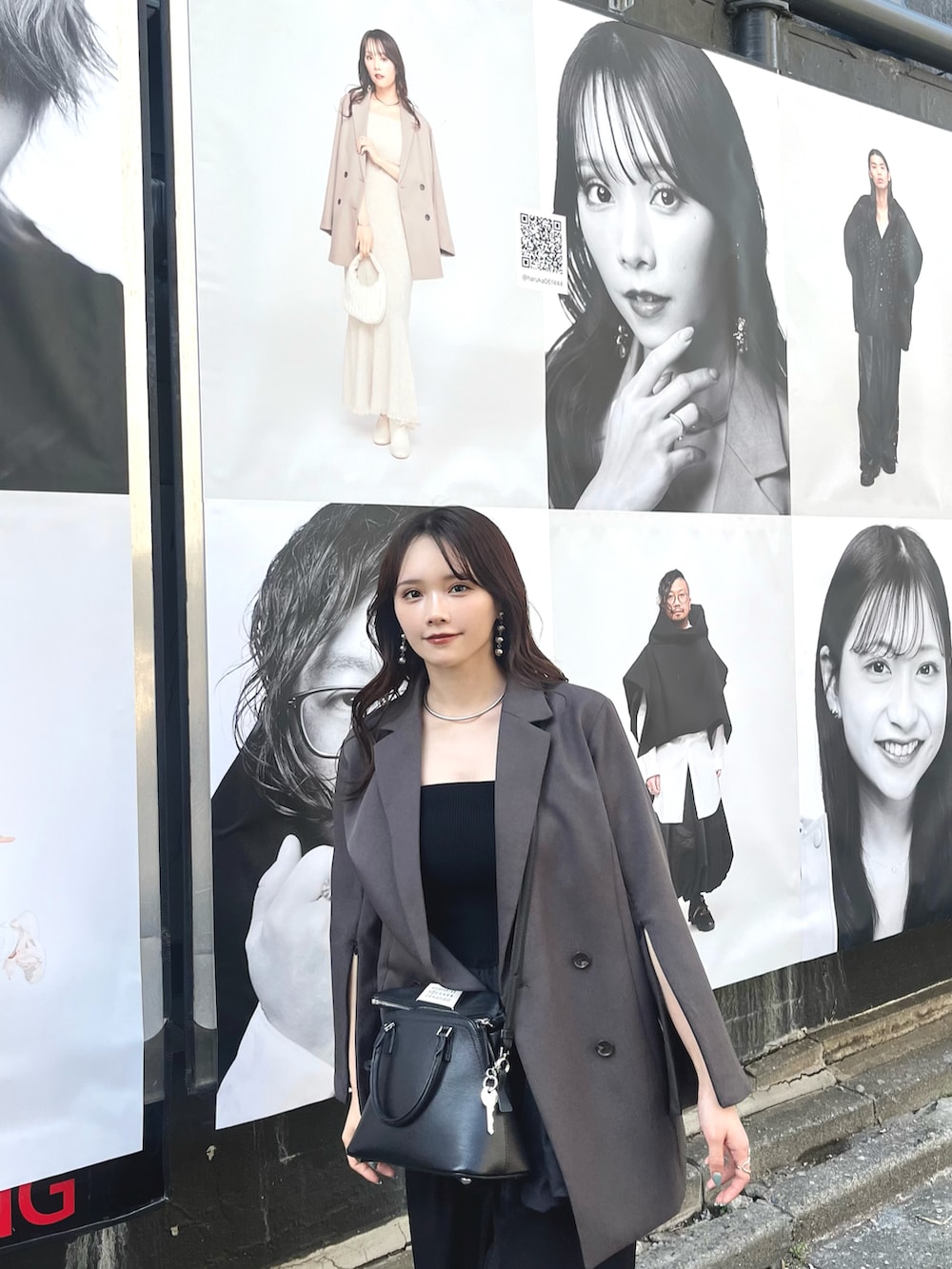 グレー系のテーラードジャケット、ブラック系のキャミソール、ブラック系のショルダーバッグを着用したレディースの春コーディネートの5枚目の写真