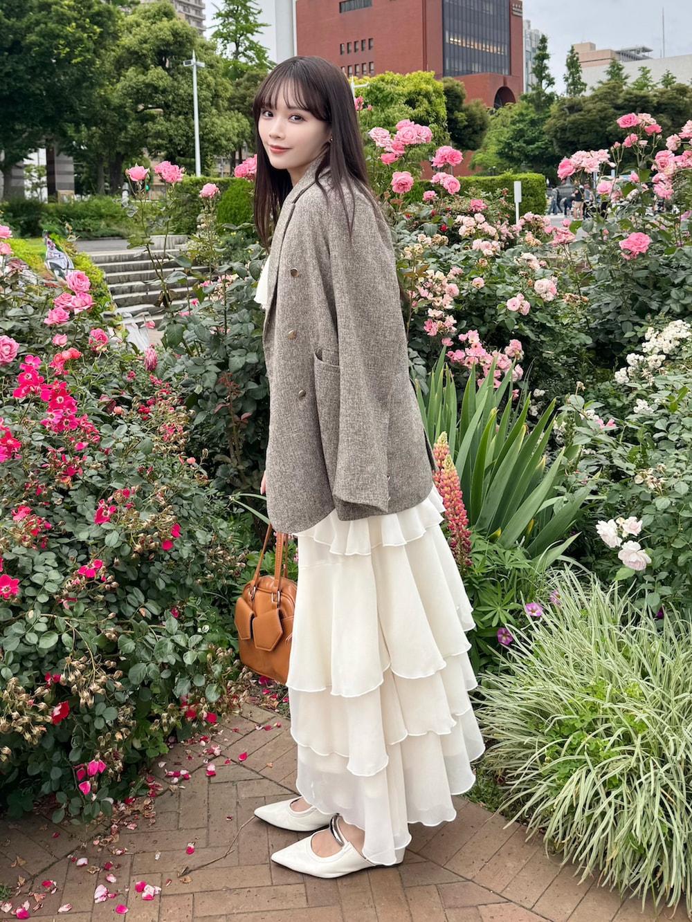 「ワンピース、大人かわいい、サンダル、ジャケット、ジャケットスタイル、キレイめ、ショルダーバッグ、お出かけコーデ、休日スタイル、夏コーデ、デートコーデ、プチプラ、ロングワンピース、GRL」｜「ampmのゴールドモチーフフラットミュール（パンプス、ホワイト系）」を使った、Harukaさん（骨格ストレート・レディース・158cm）の夏コーディネートの3枚目の写真