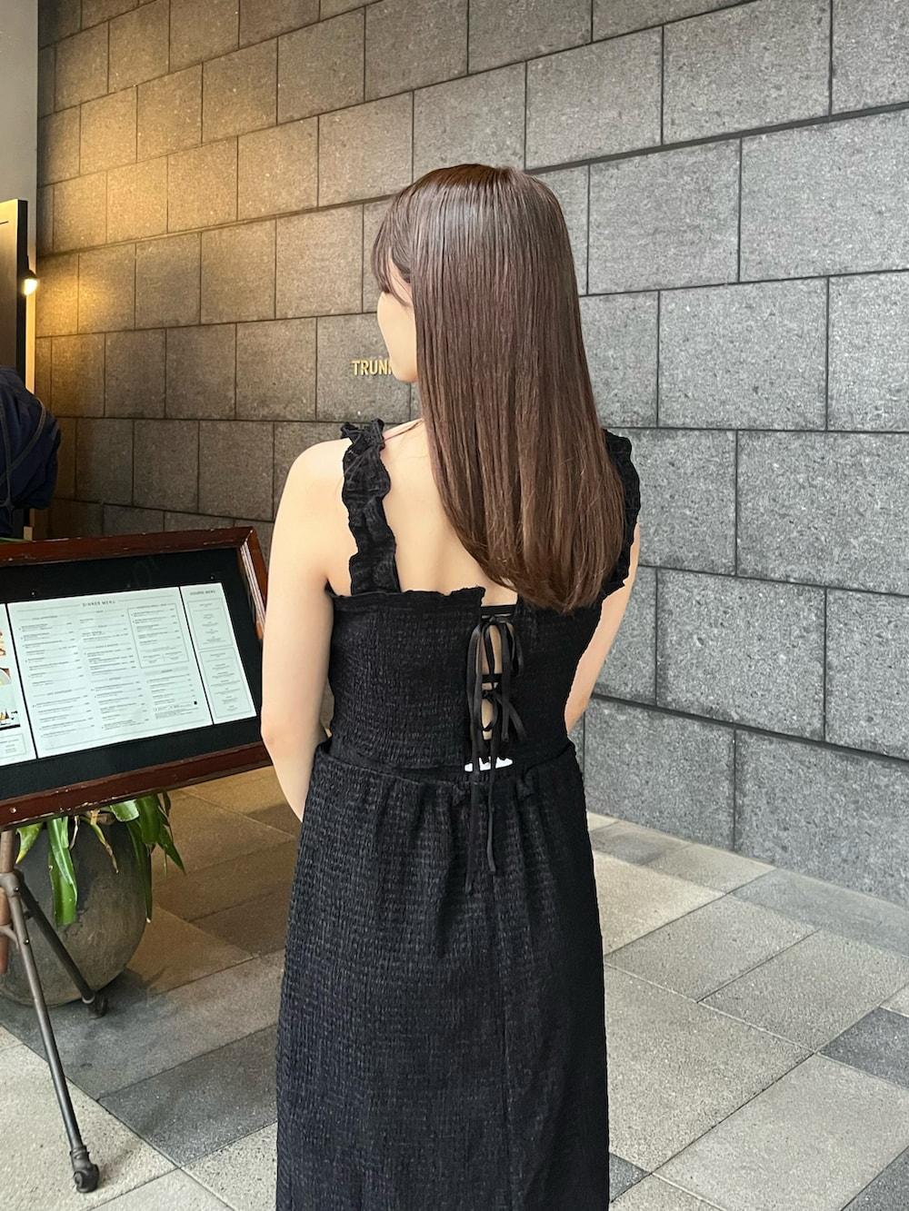 「モノトーン、サンダル、雨の日コーデ、セットアップ、デートコーデ、ビスチェ、夏コーデ、ブラックコーデ、タイトスカート、ロングスカート、骨格ストレート、プチプラ、オトナ女子、オトナカワイイ」｜「ECRELのシャーリングダブルウエストナロースカート（スカート、ブラック系）」を使った、Harukaさん（レディース・158cm）の夏コーディネートの4枚目の写真