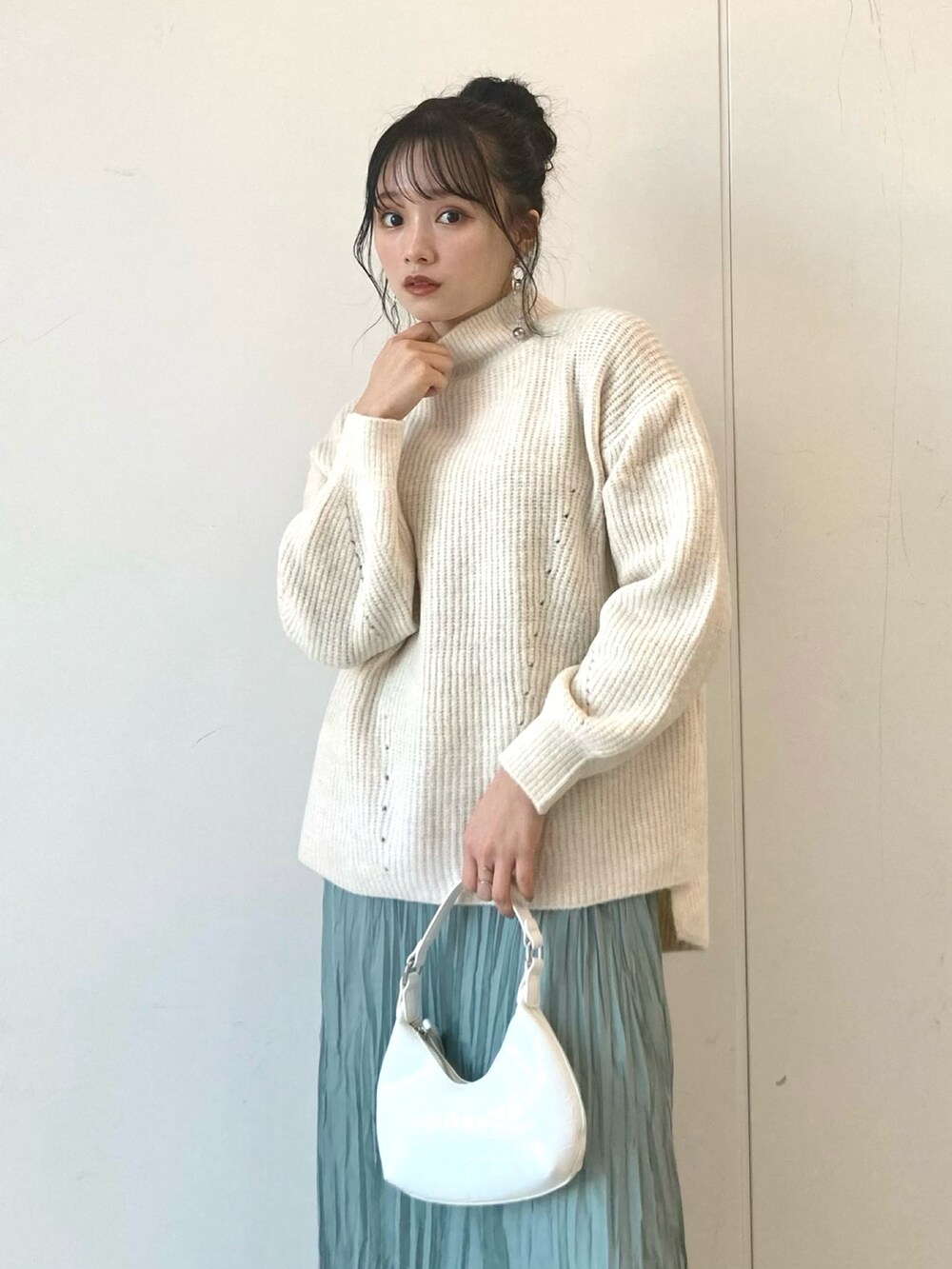 「ニット、ブーツ、ブルー、大人カジュアル、ロングスカート、プチプラ、earth music&ecology、ミニバッグ、サックスブルー、私の推しブランド」|「earth music&ecologyのブラッシュヤーンハイネックプルオーバー*(ニット/セーター、ホワイト系)」を使った、Harukaさん(レディース・158cm)の冬コーディネートの4枚目の写真