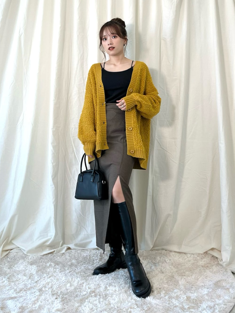 「earth music&ecology、秋ルック紹介するよ、秋カラー、カーディガン、秋服、今日のコーデ、オトナ女子、プチプラ、秋服コーデ、タイトスカート、スリットスカート、キャミソール、ロングブーツ、マスタード、イエロー」｜「earth music&ecologyの2wayスリットナロースカート（スカート、その他）」を使った、Harukaさん（レディース・158cm）の秋コーディネートの2枚目の写真