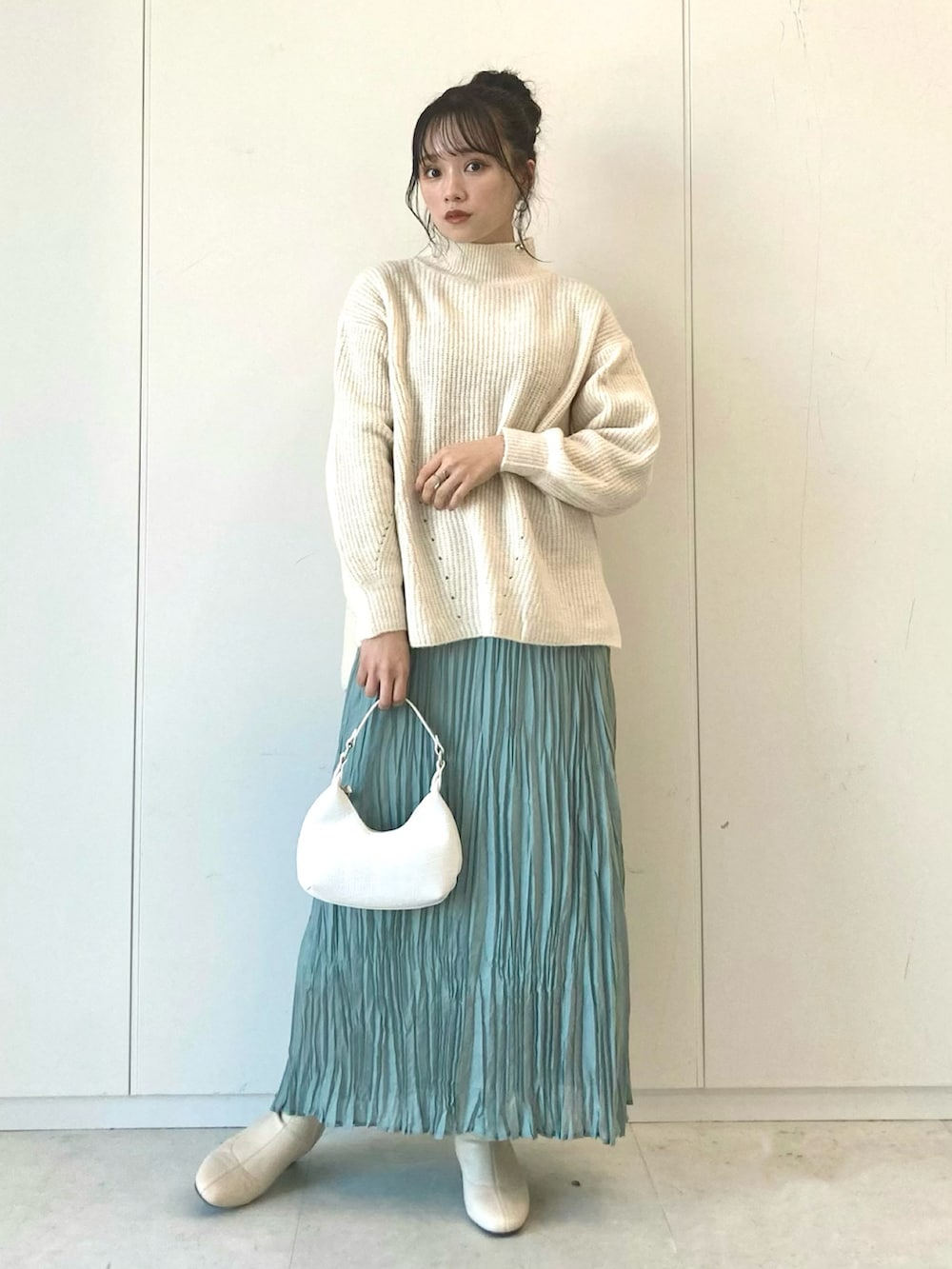 「ニット、ブーツ、ブルー、大人カジュアル、ロングスカート、プチプラ、earth music&ecology、ミニバッグ、サックスブルー、私の推しブランド」|「earth music&ecologyのブラッシュヤーンハイネックプルオーバー*(ニット/セーター、ホワイト系)」を使った、Harukaさん(レディース・158cm)の冬コーディネートの3枚目の写真
