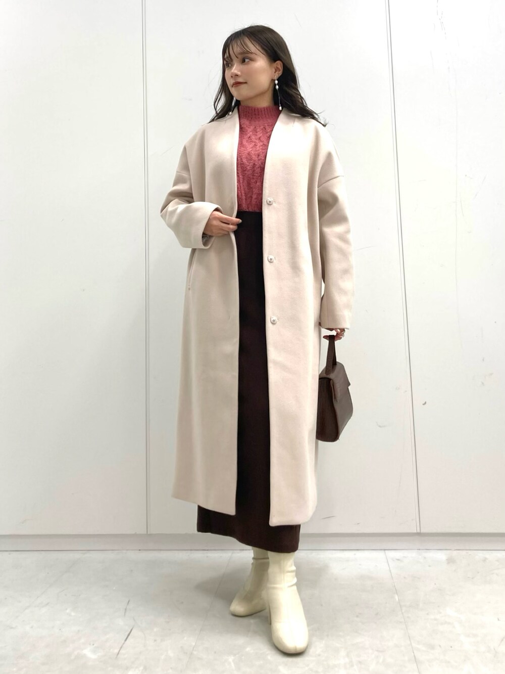 「クリスマスに着たい服、クリスマス、デート、デートスタイル（WOMEN）、ピンク、ロングコート、ノーカラーコート、ブーツ、スクエアバッグ、タイトスカート、カラーニット、プチプラ、エレガント、冬コーデ、大人女子」｜「earth music&ecologyのVネックコート＊（チェスターコート、ベージュ系）」を使った、Harukaさん（レディース・158cm）の冬コーディネートの2枚目の写真
