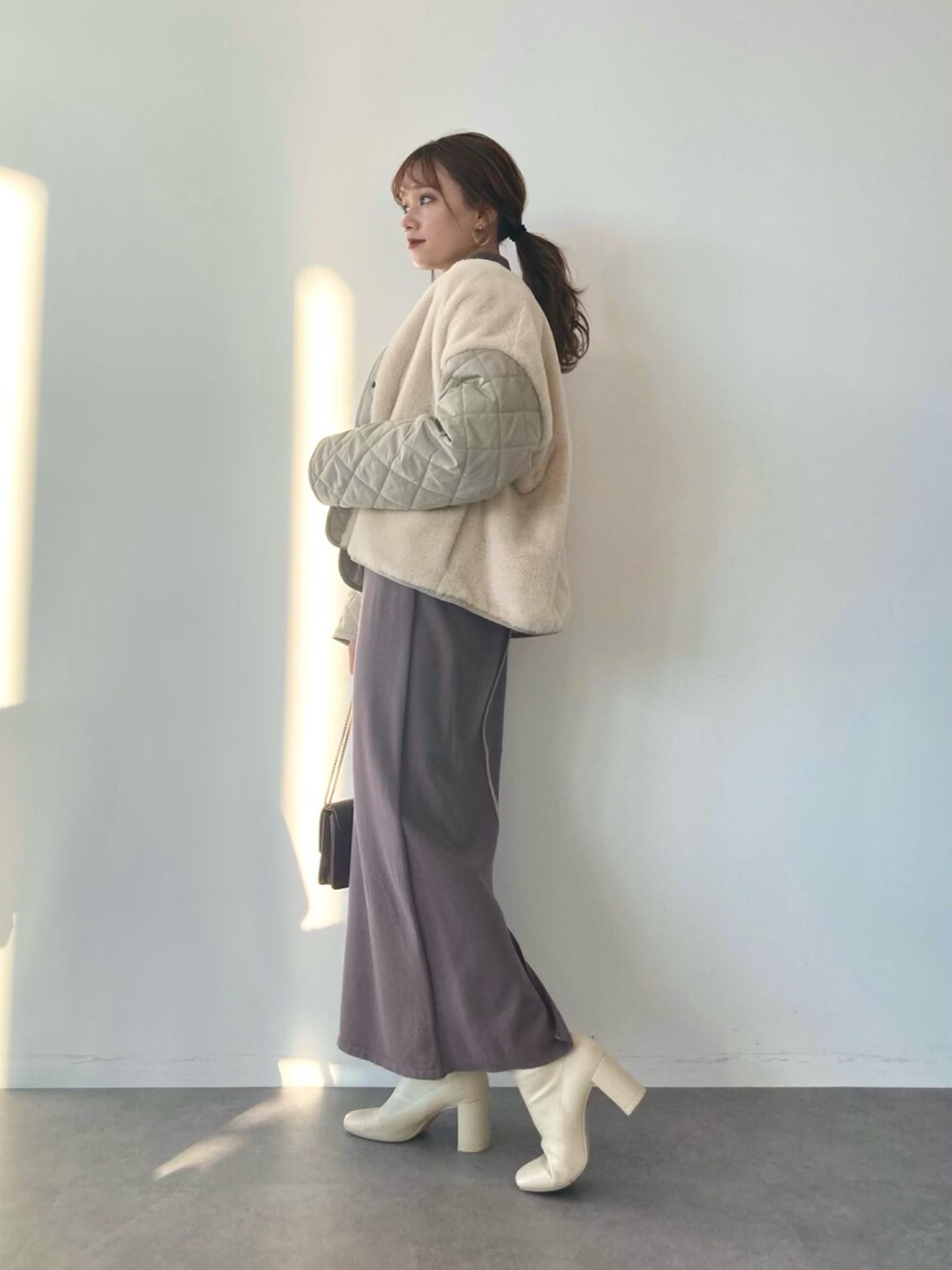 「アウター、ブーツ、ニットワンピ、キルティング、冬コーデ、ニットワンピース、レイヤードスタイル、デート、earth music&ecology、デートスタイル(WOMEN)、ミニバッグ、ショートニット、オトナカジュアル、秋冬コーデ、冬アウター」|「earth music&ecologyの【WEB限定】キルティングファーブルゾン(ブルゾン、ベージュ系)」を使った、Harukaさん(レディース・158cm)の秋コーディネートの3枚目の写真