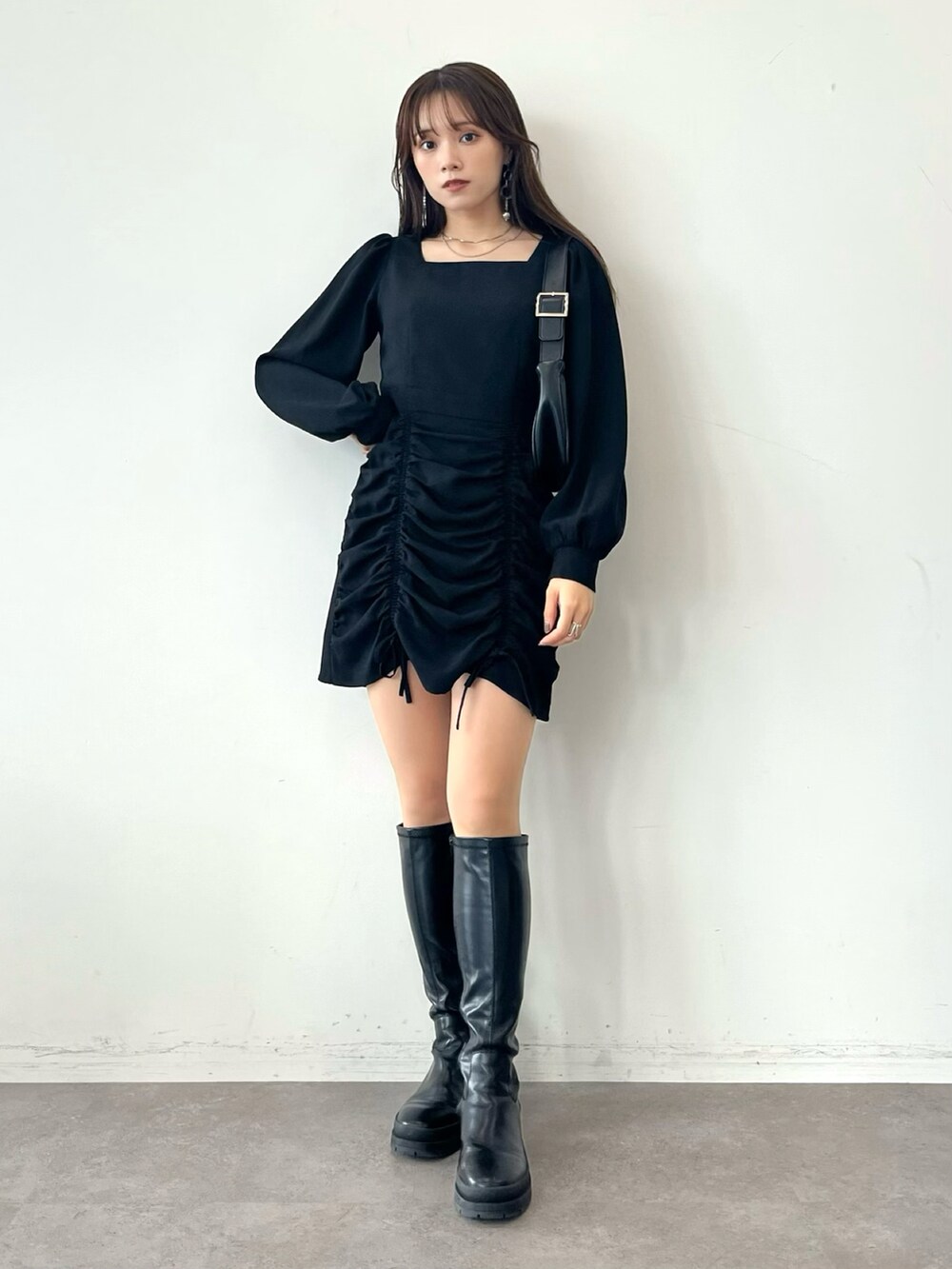 「earth music&ecology、秋冬コーデ、ロングコート、冬コート、ロングブーツ、大人コーデ、デート、ミニワンピース、プチプラ、ブラウン、プチプラコーデ、デートスタイル（WOMEN）、スタンドカラー、スタンドカラーコート、秋ルック紹介するよ」｜「earth music&ecologyのシャーリングミニワンピ（ワンピース、ブラック系）」を使った、Harukaさん（レディース・158cm）の秋コーディネートの5枚目の写真