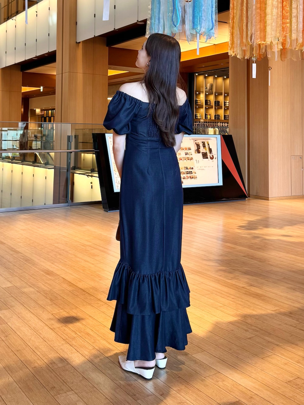 「ワンピース、ロングワンピース、夏コーデ、大人かわいい、ミニバッグ、サンダル、キレイめ、お出かけコーデ、休日スタイル、デートコーデ、夏服コーデ、夏ルックで気分アップ、大人ファッション、骨格ストレート」｜「eimy istoireのオフショルダーマーメイドワンピース（ワンピース、ブルー系）」を使った、Harukaさん（骨格ストレート・レディース・158cm）の夏コーディネートの3枚目の写真