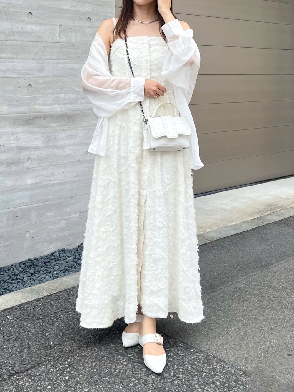 ホワイト系のワンピース、ホワイト系のシャツ/ブラウス、ホワイト系のバッグを着用したレディースの夏コーディネートの5枚目の写真