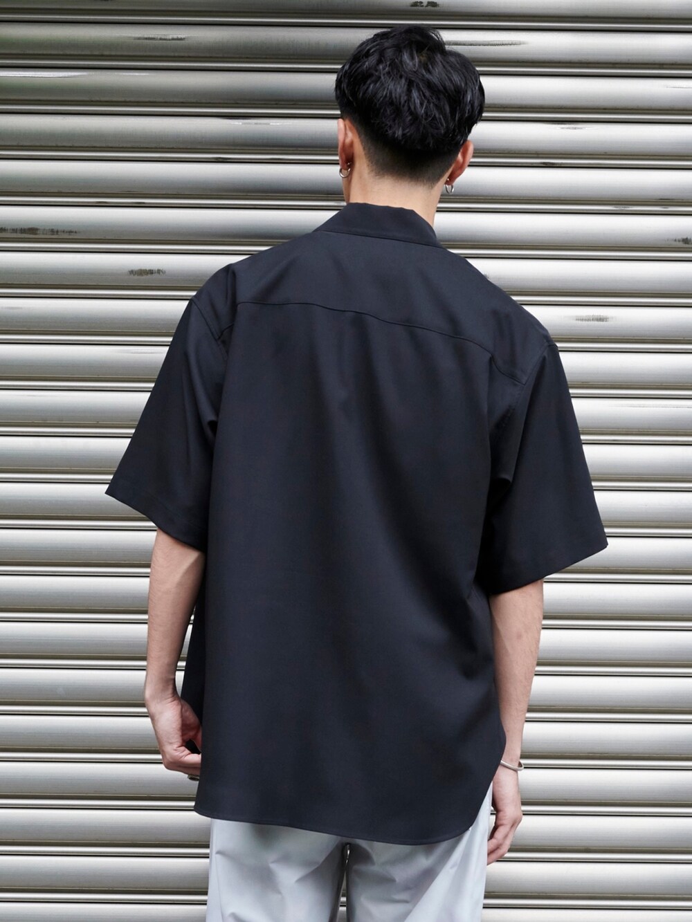 ブラック系のシャツ/ブラウスを着用したメンズの夏コーディネートの6枚目の写真