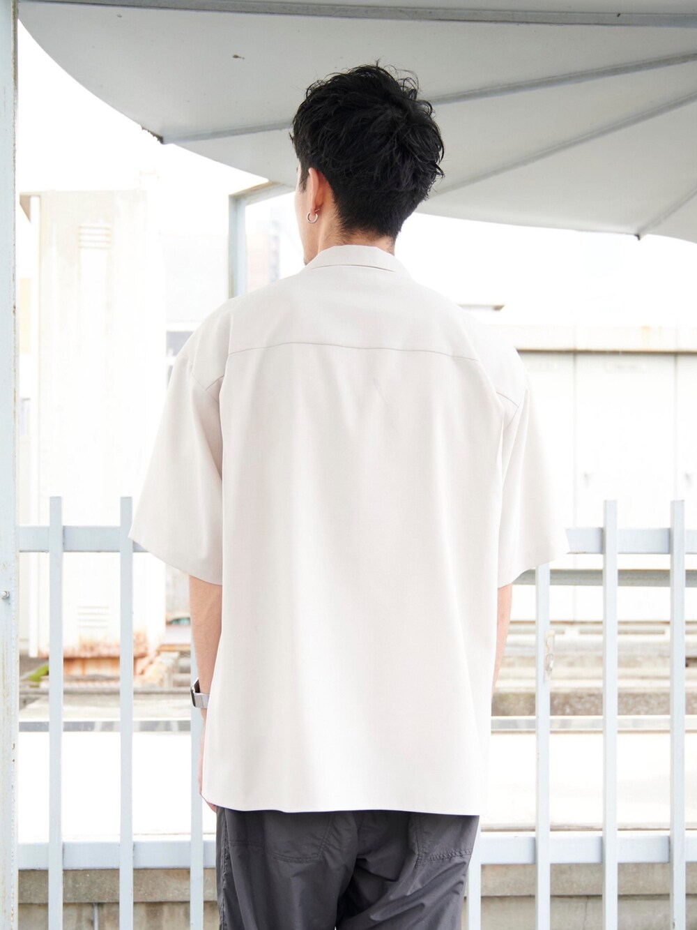 ベージュ系のシャツ/ブラウス、グレー系のカーゴパンツを着用したメンズの夏コーディネートの6枚目の写真