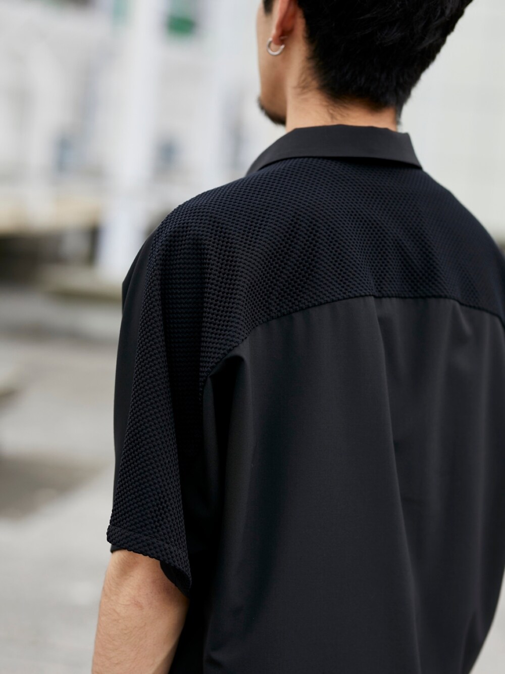 ブラック系のシャツ/ブラウス、ブラック系のカーゴパンツを着用したメンズの春コーディネートの5枚目の写真