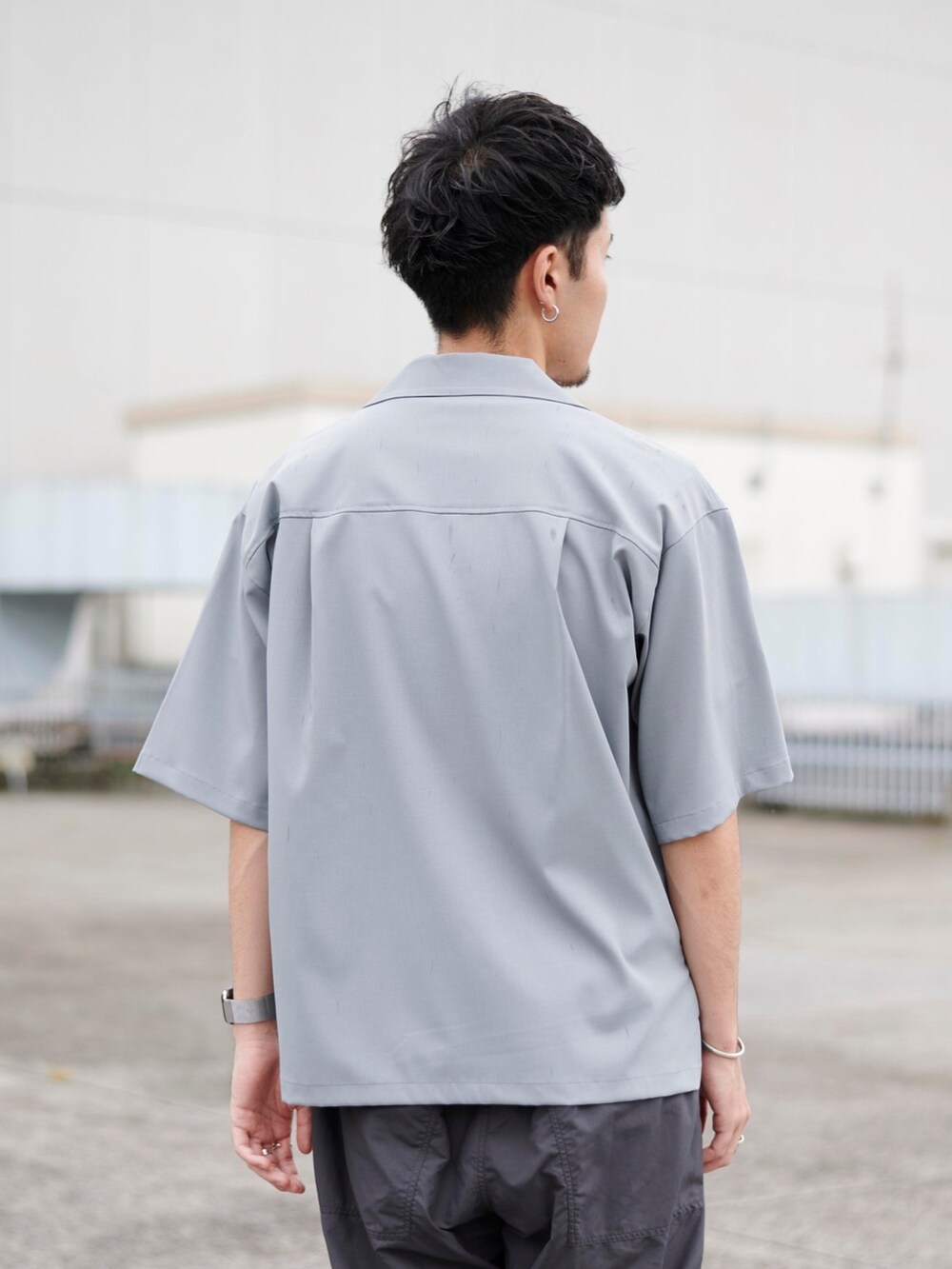 グレー系のシャツ/ブラウス、グレー系のカーゴパンツを着用したメンズの夏コーディネートの5枚目の写真