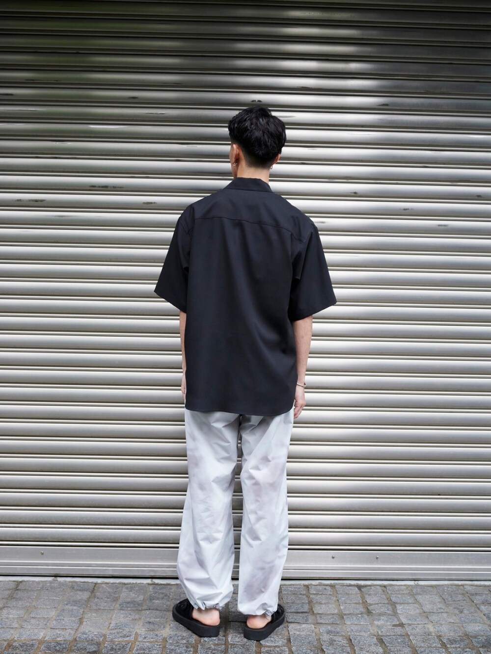ブラック系のシャツ/ブラウスを着用したメンズの夏コーディネートの3枚目の写真