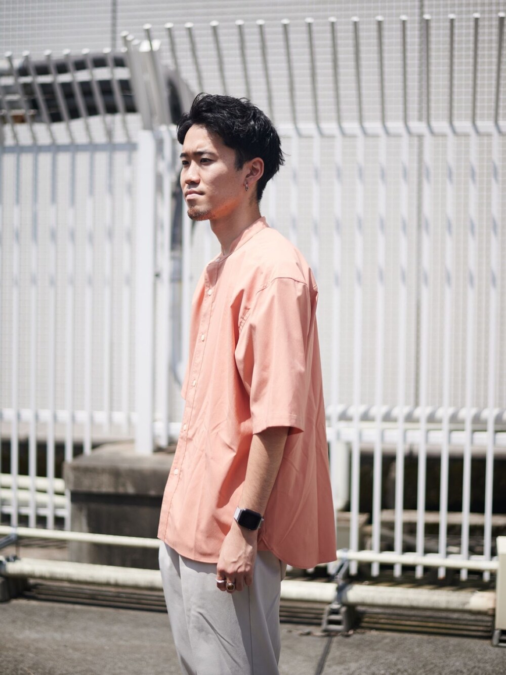 その他のシャツ/ブラウス、ホワイト系のスラックスを着用したメンズの夏コーディネートの5枚目の写真