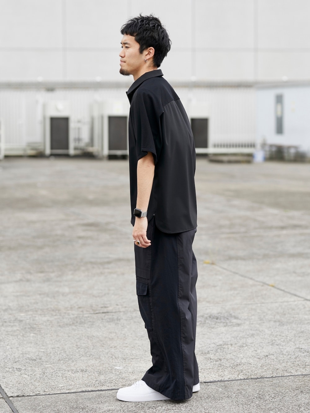 ブラック系のシャツ/ブラウス、ブラック系のカーゴパンツを着用したメンズの春コーディネートの2枚目の写真