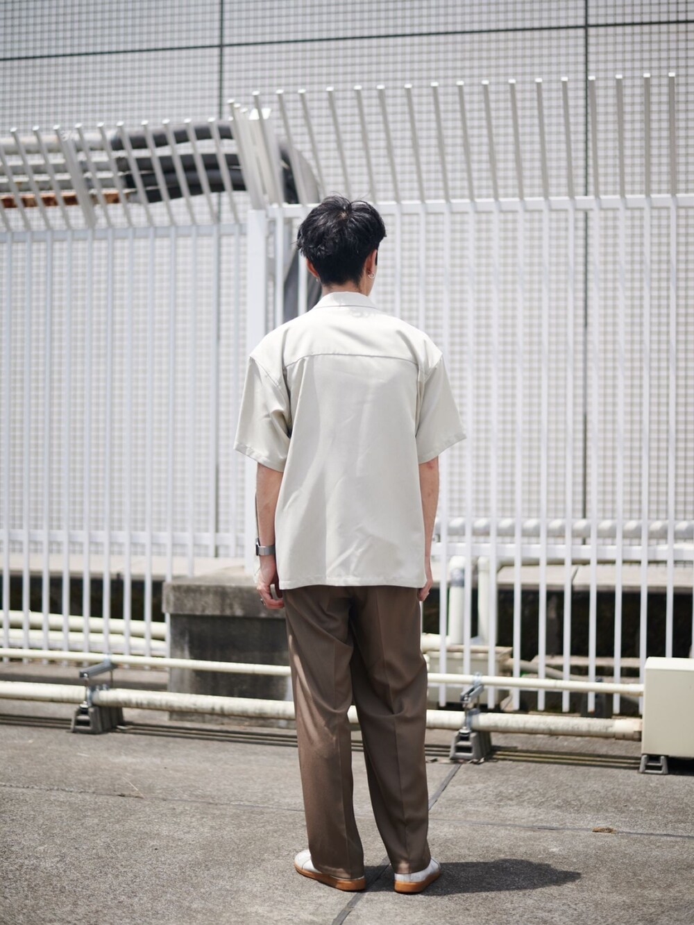 ベージュ系のテーラードジャケットを着用したメンズの夏コーディネートの3枚目の写真