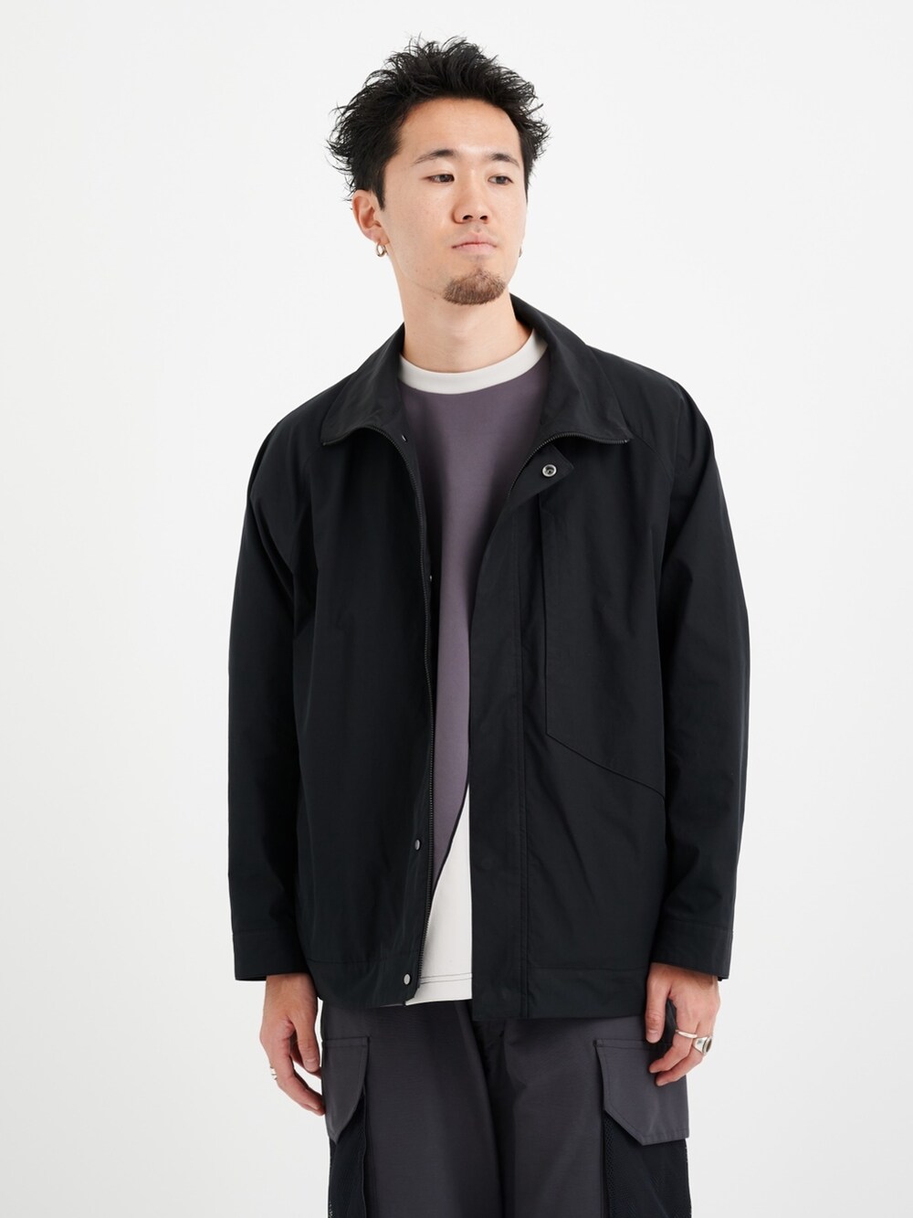 ブラック系のブルゾン、グレー系のカーゴパンツを着用したメンズの夏コーディネートの6枚目の写真