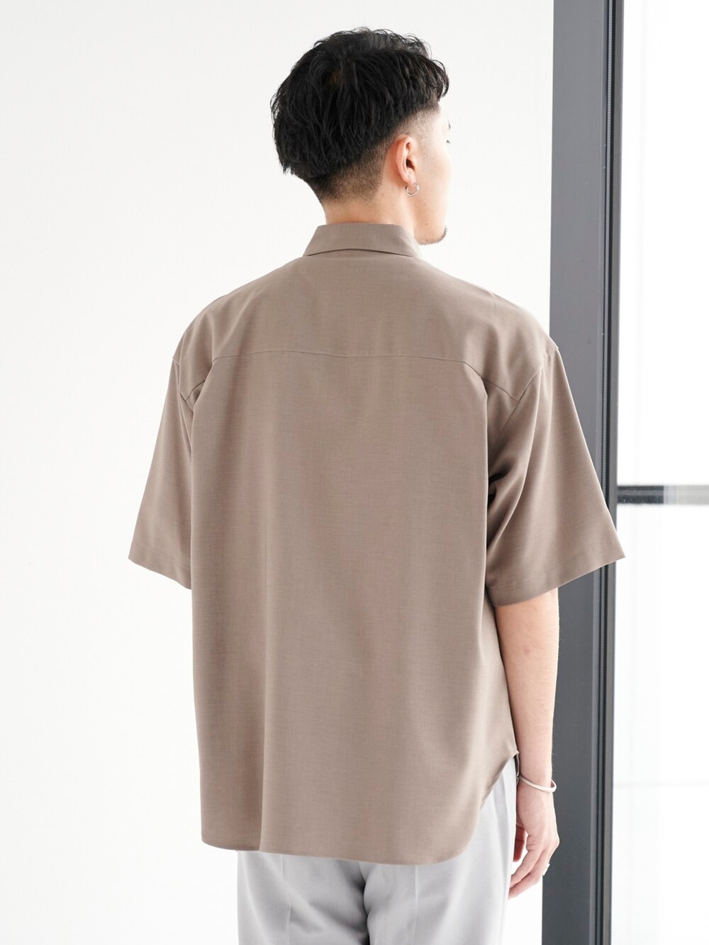 グリーン系のシャツ/ブラウス、グレー系のスラックスを着用したメンズの夏コーディネートの6枚目の写真