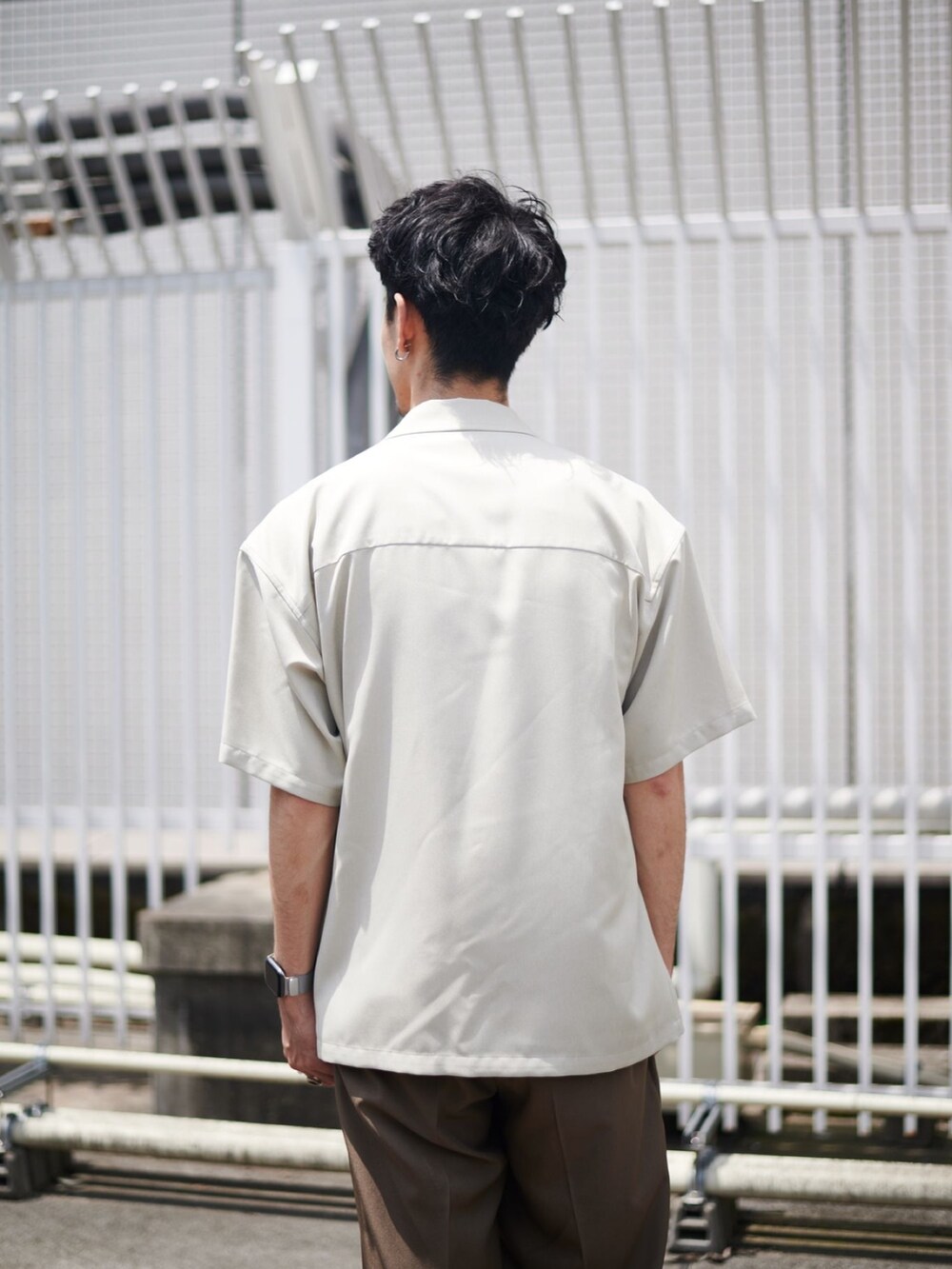 ベージュ系のテーラードジャケットを着用したメンズの夏コーディネートの5枚目の写真