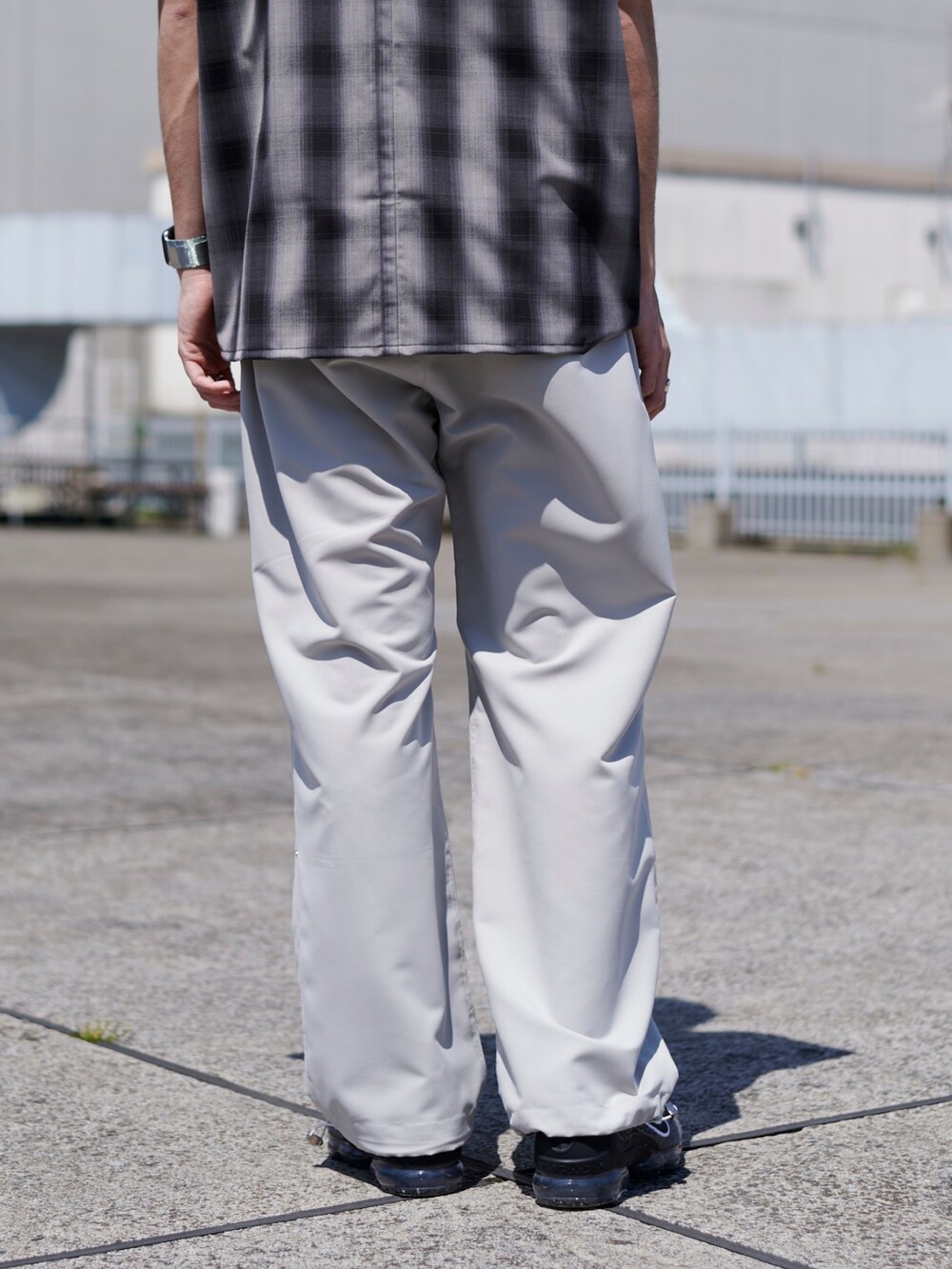 ブラック系のTシャツ/カットソー、グレー系のカーゴパンツを着用したメンズの春コーディネートの3枚目の写真