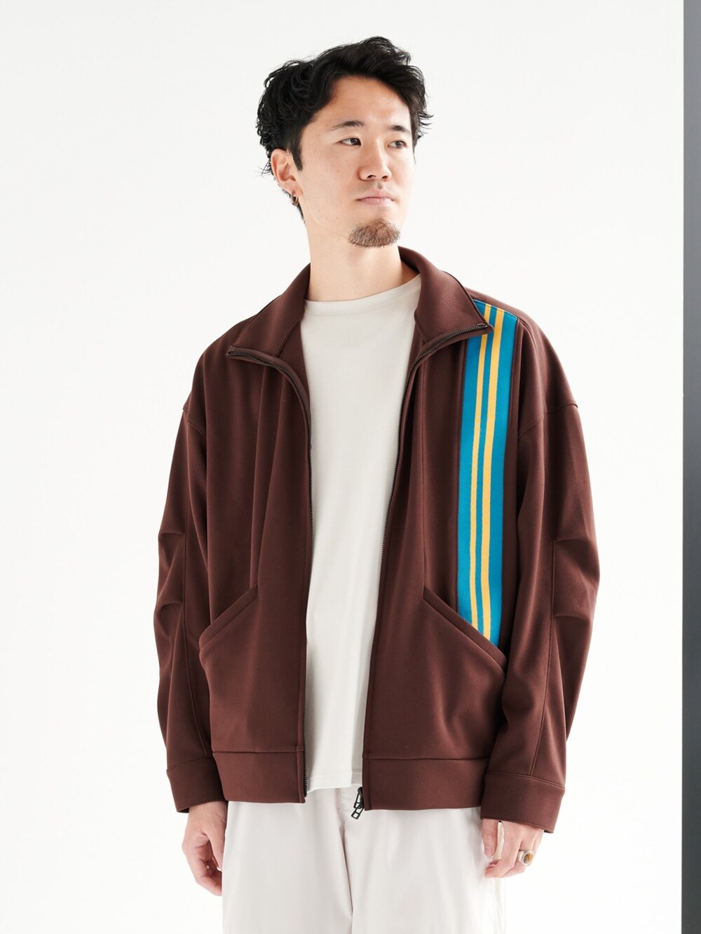 ブラウン系のブルゾン、ベージュ系のカーゴパンツを着用したメンズの夏コーディネートの3枚目の写真