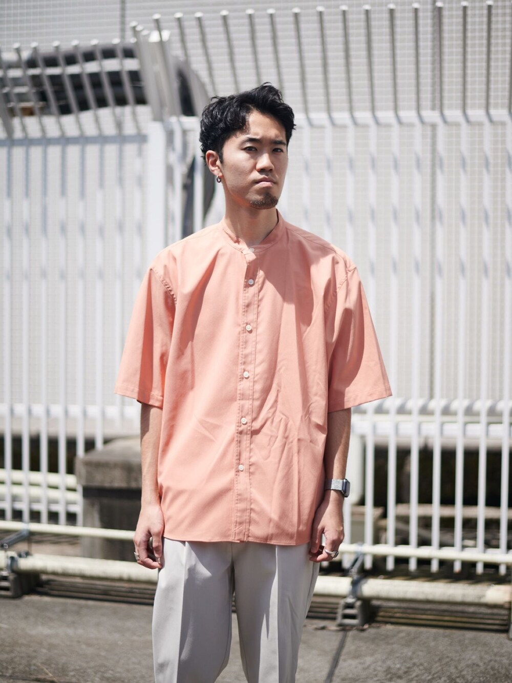 その他のシャツ/ブラウス、ホワイト系のスラックスを着用したメンズの夏コーディネートの4枚目の写真