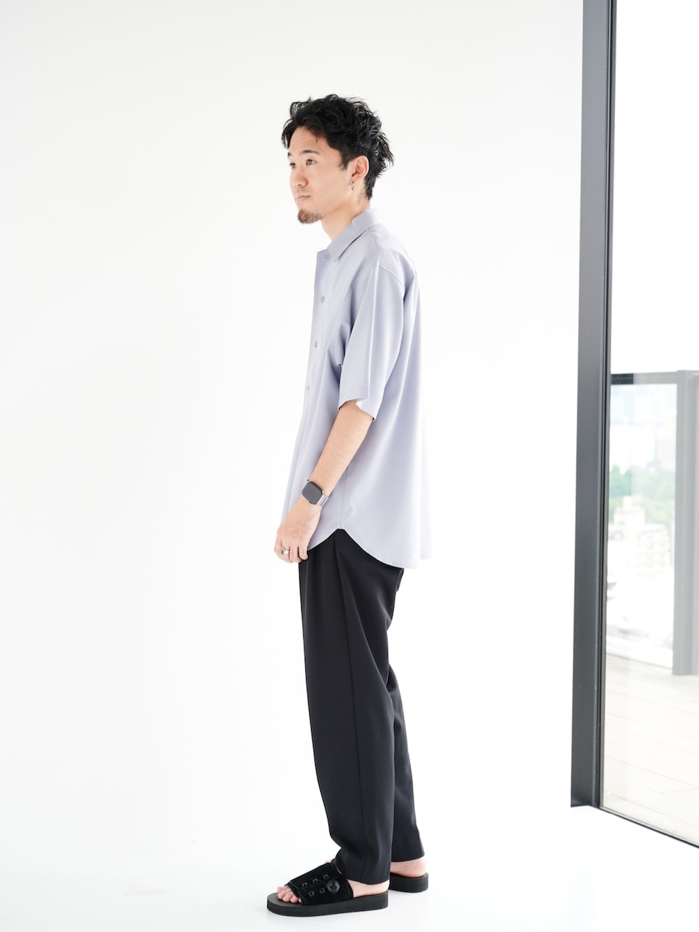 ブルー系のシャツ/ブラウス、ブラック系のスラックスを着用したメンズの夏コーディネートの2枚目の写真