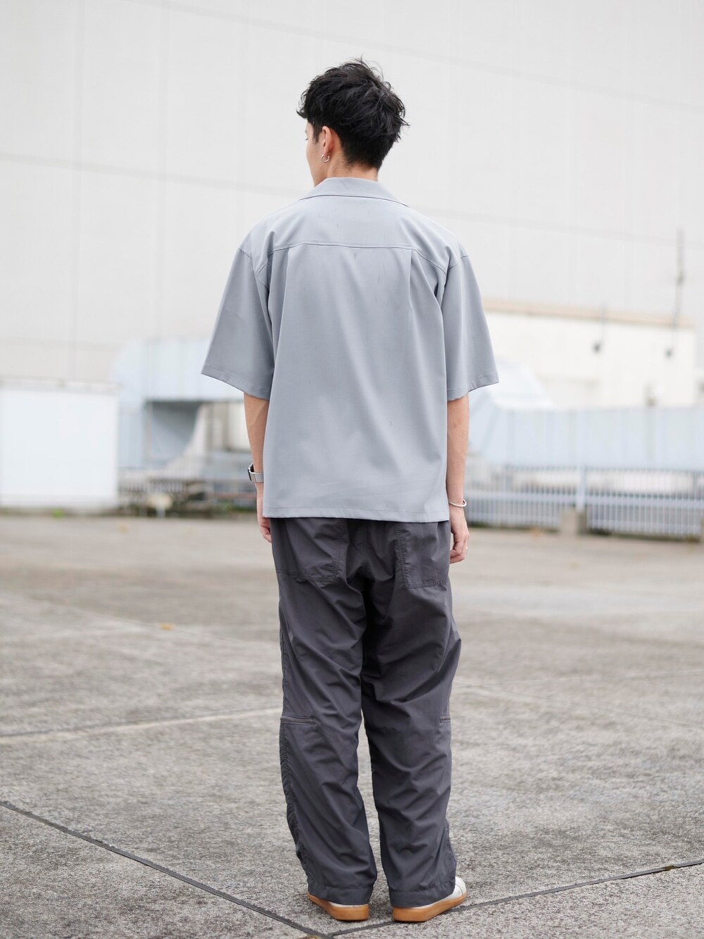 グレー系のシャツ/ブラウス、グレー系のカーゴパンツを着用したメンズの夏コーディネートの3枚目の写真