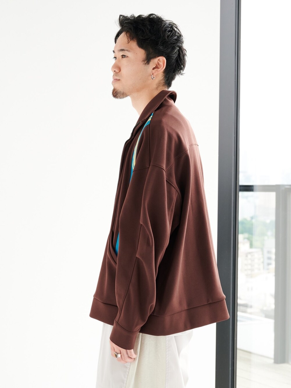 ブラウン系のブルゾン、ベージュ系のカーゴパンツを着用したメンズの夏コーディネートの4枚目の写真