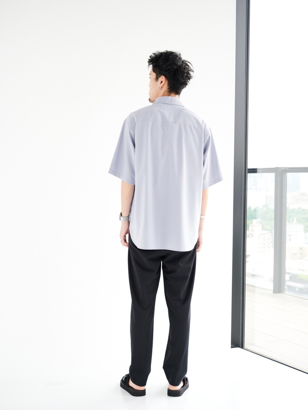 ブルー系のシャツ/ブラウス、ブラック系のスラックスを着用したメンズの夏コーディネートの3枚目の写真