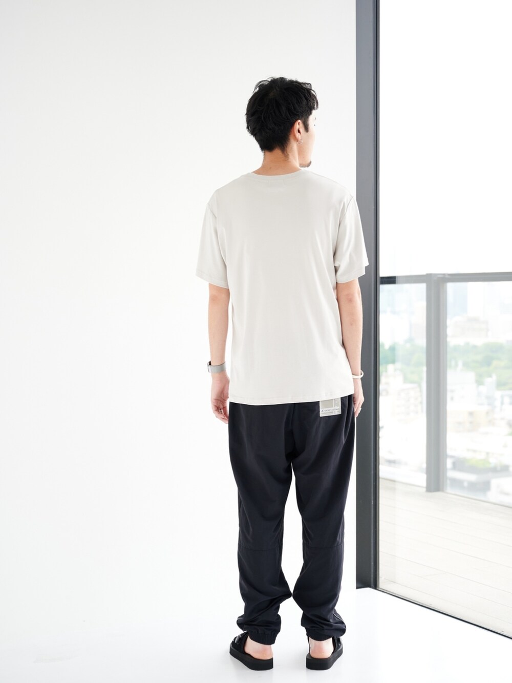 ブラック系のカーゴパンツ、グレー系のTシャツ/カットソーを着用したメンズの夏コーディネートの3枚目の写真