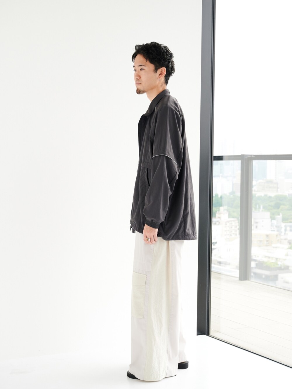 ベージュ系のカーゴパンツ、グレー系のブルゾンを着用したメンズの夏コーディネートの2枚目の写真