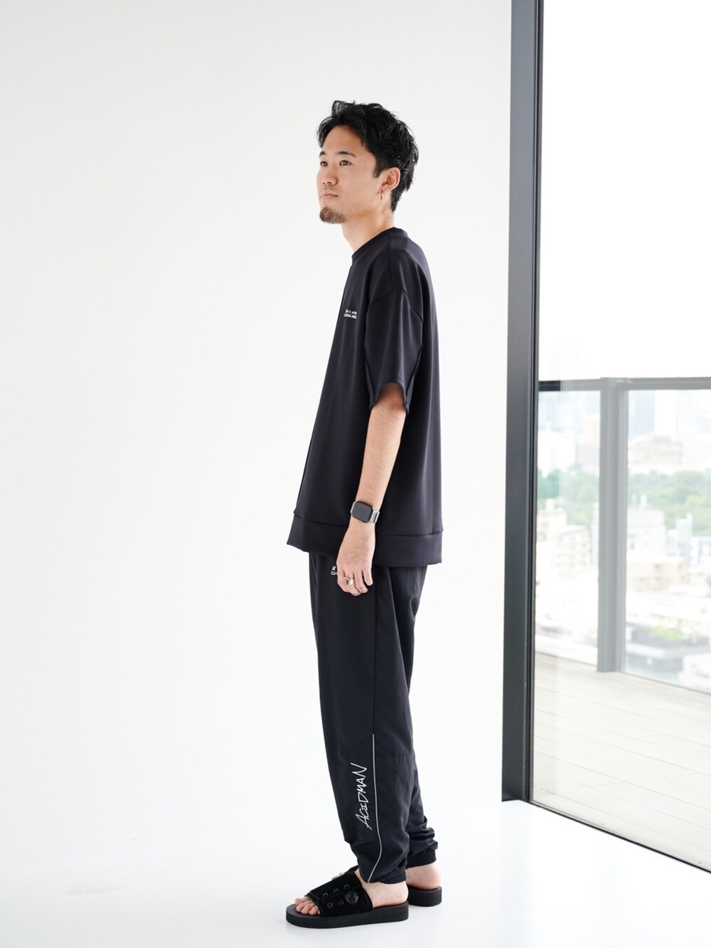 ブラック系のスウェット、ブラック系のカーゴパンツを着用したメンズの夏コーディネートの2枚目の写真